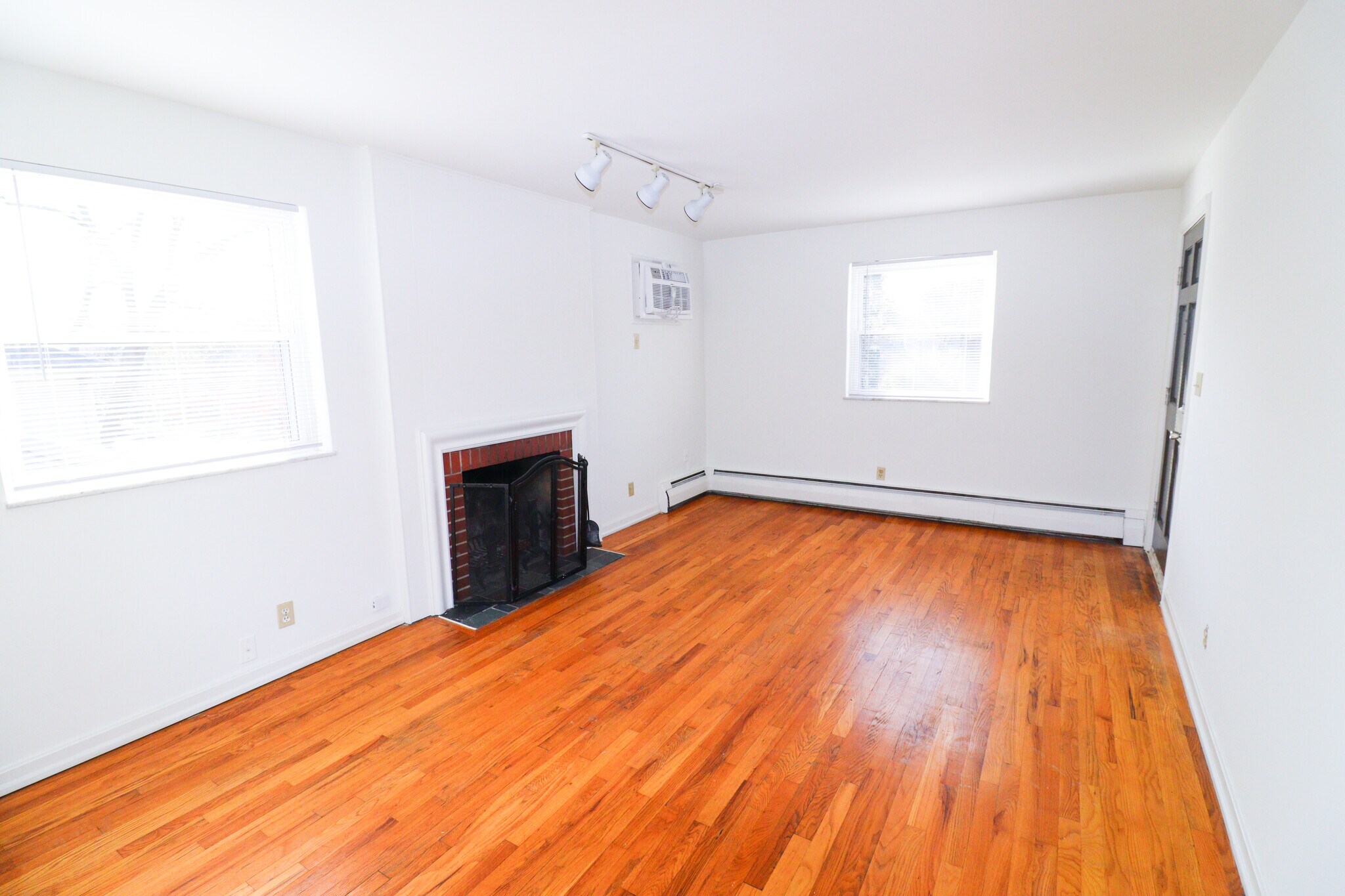 Building Photo - 1954 Rockland Ave