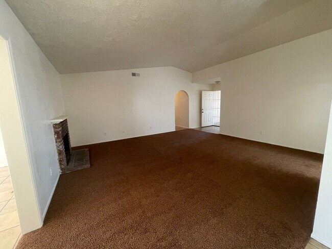 Building Photo - Hesperia-Refurbished- 3 Bedrooms, 2 Bathrooms + Den or Office, Large Property