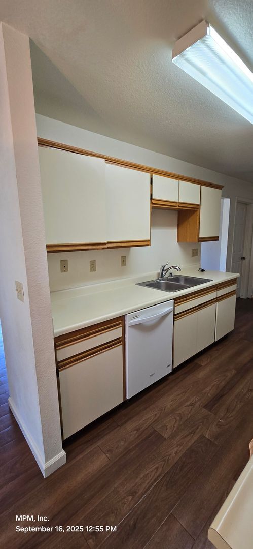 Building Photo - X41 Thomas Court (41,45,49)