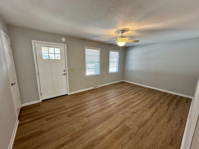 Building Photo - 3 Bedroom 1.5 Bathroom Home - Newly Updated - Available Now