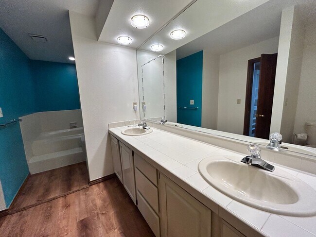 Building Photo - Gorgeous 4 Bedroom Townhome Steps from Boulder Country Club