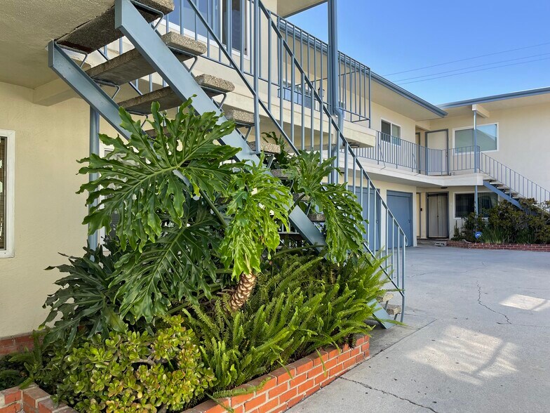 Courtyard View. - 4433 W 159th St