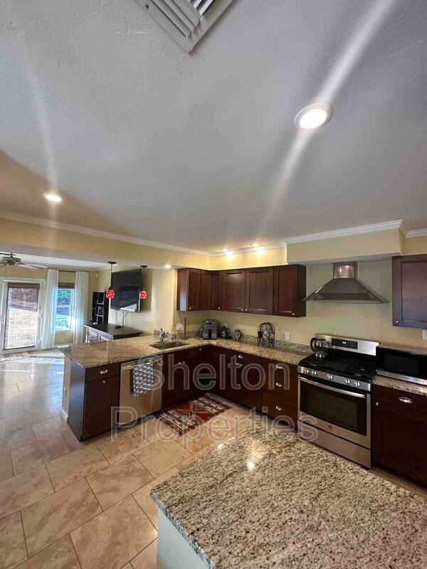 Building Photo - 2026 N Laurel Ave