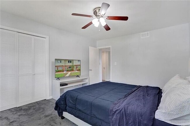 Building Photo - 12 NE 20th Ct