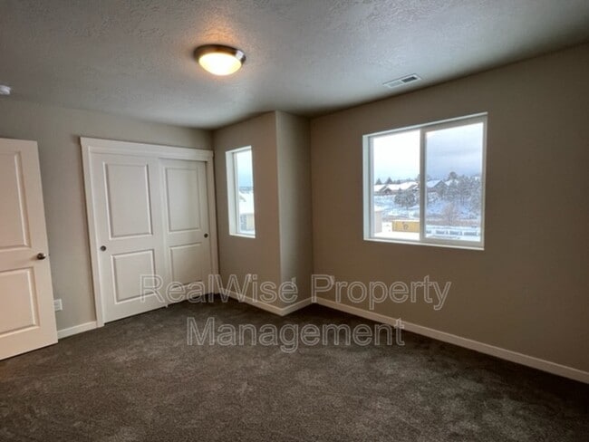 Building Photo - 675 NE Brookstone Dr