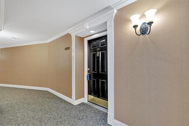 Building Photo - 25109 Plantation Dr NE