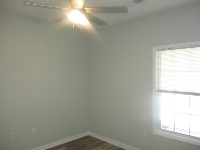 Building Photo - 100 Lazy Willow Ln