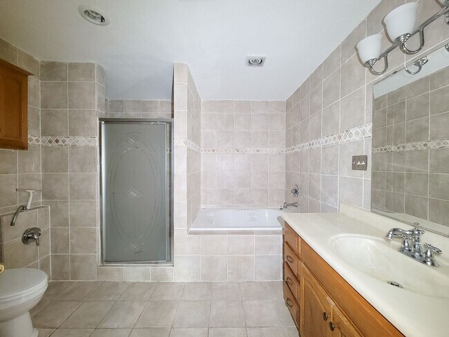 Building Photo - BEAUTIFUL UPDATED 2 BEDROOM 2 BATH CONDO. ...