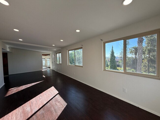 Building Photo - Ventura Hillside Beauty with 3 bedrooms, a...