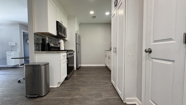 Building Photo - 5569 Pine Gate Dr