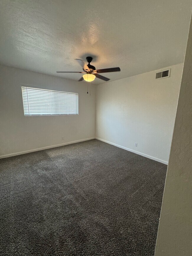 Building Photo - 1104 Lincolnwood Cir