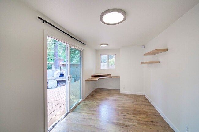 Building Photo - 3Bd/1.75Ba Bellevue House
