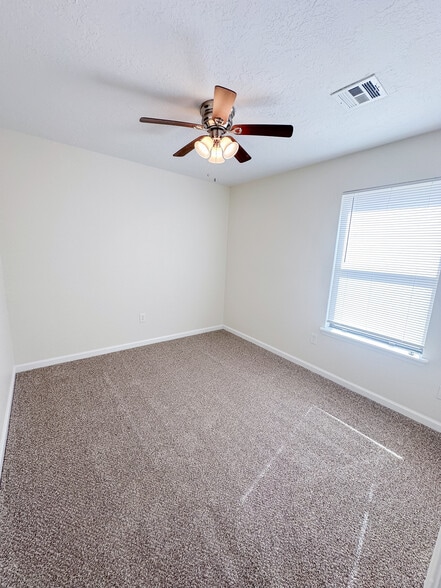 Building Photo - 2711 NE Euclid Ave