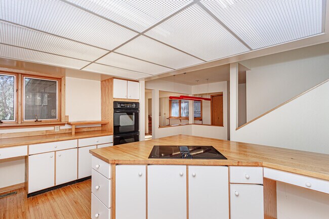 Building Photo - 1424 Bradford Dr