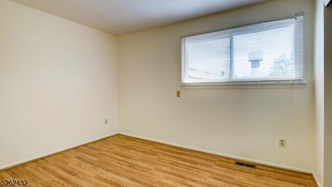 Building Photo - 70 Bayberry Dr