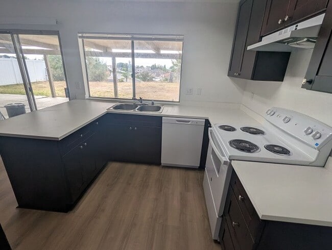 Building Photo - 4 Bedroom, 2 Bath - Single Story Home in P...