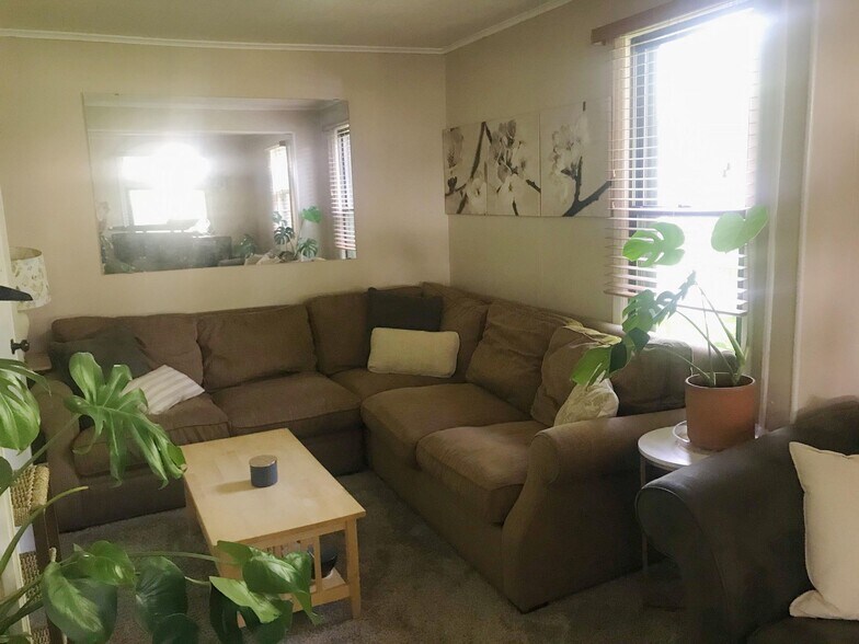 Building Photo - 826 Clayland St