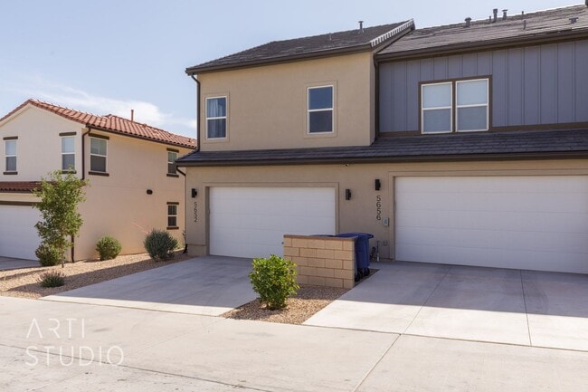 Building Photo - 3 Bedroom, 2.5 Bathroom Townhome in Auburn...