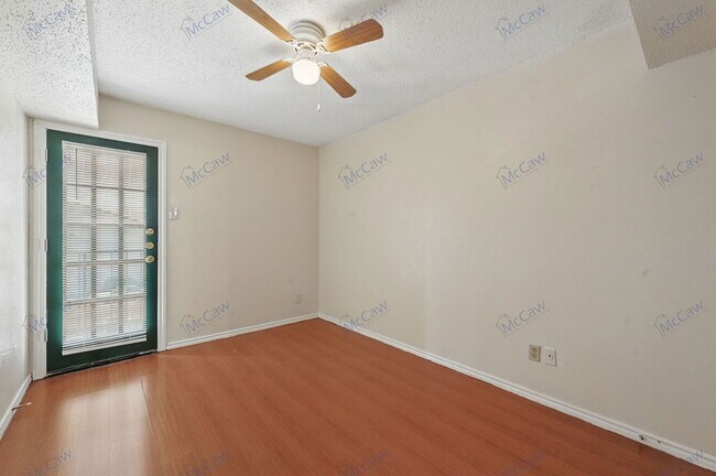 Building Photo - 9520 Royal Ln