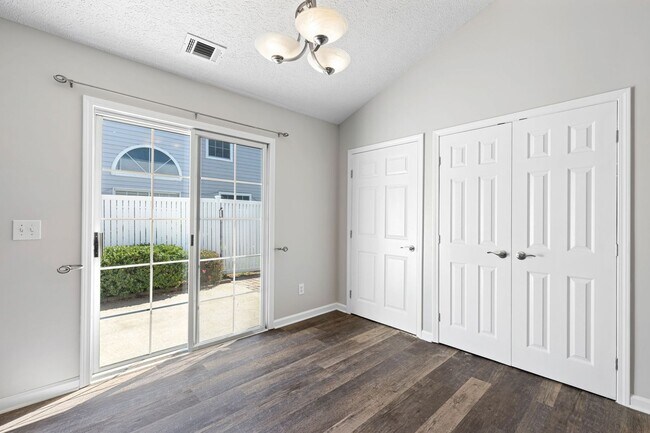 Building Photo - 2 bed/2 bath bungalow in the wonderful Bri...