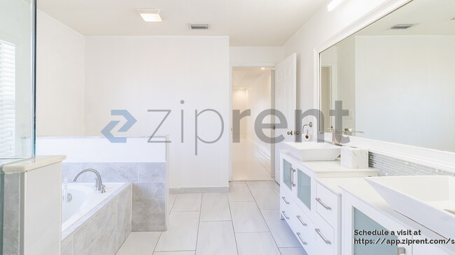 Building Photo - 714 SW Sardinia Ave