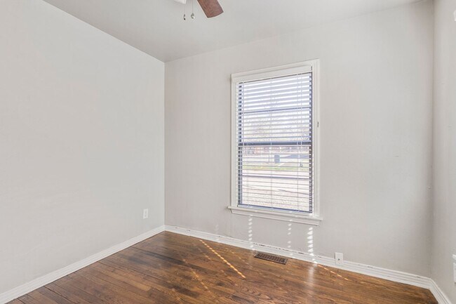 Building Photo - Live/work One Bedroom with Study in Plaza ...