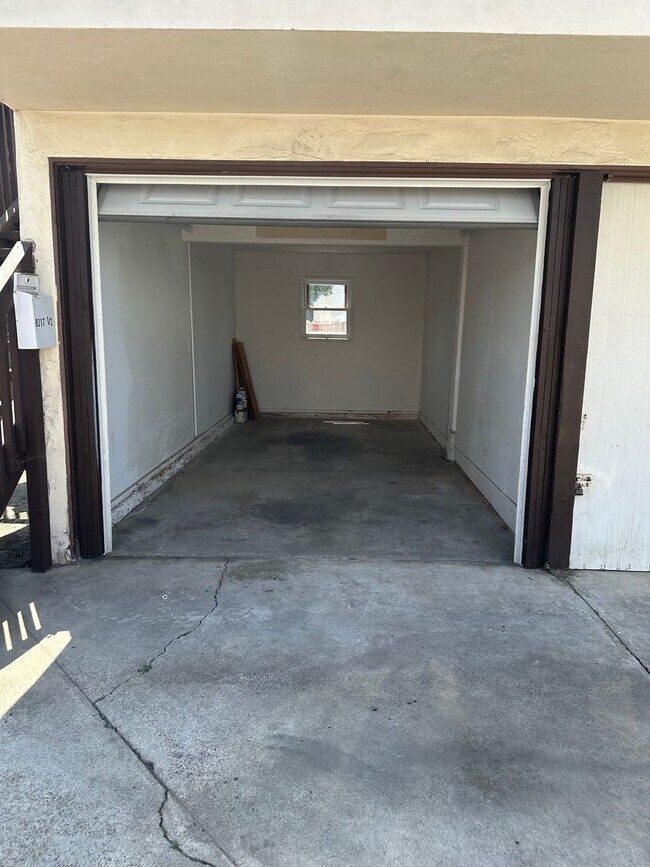Building Photo - Upstairs 1 bedroom 1 bath unit with a one ...