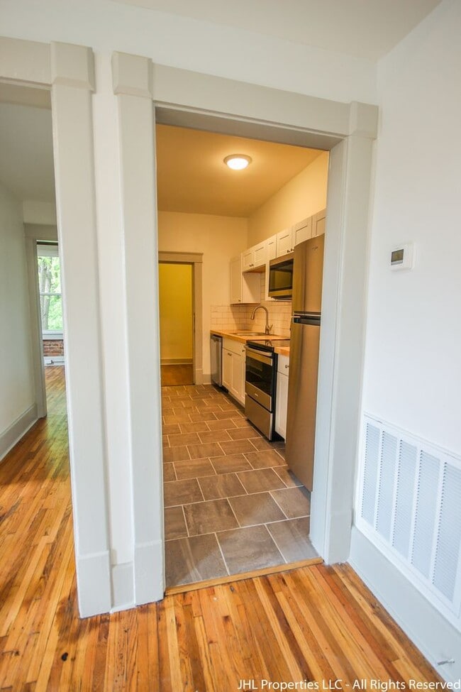 Building Photo - Updated 2 Bedroom 1 Bathroom in Downtown C...