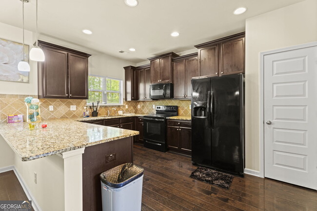 Building Photo - 6870 Diamond Dr