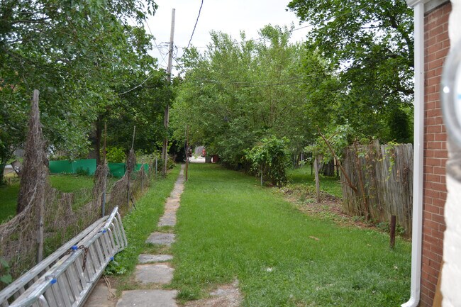 Building Photo - 445 W King St