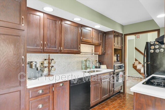 Building Photo - 1 Lyndhurst Village Ct