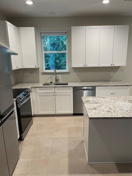 Building Photo - 11931 Lakeview Manor Dr