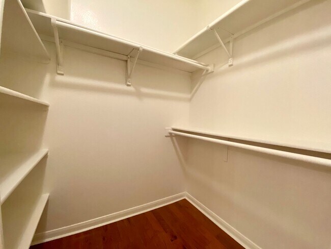Building Photo - 3 Bedroom Townhouse Condo-North Austin!
