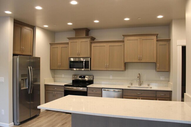 Building Photo - "Stunning 3-Bedroom Townhouse with attache...