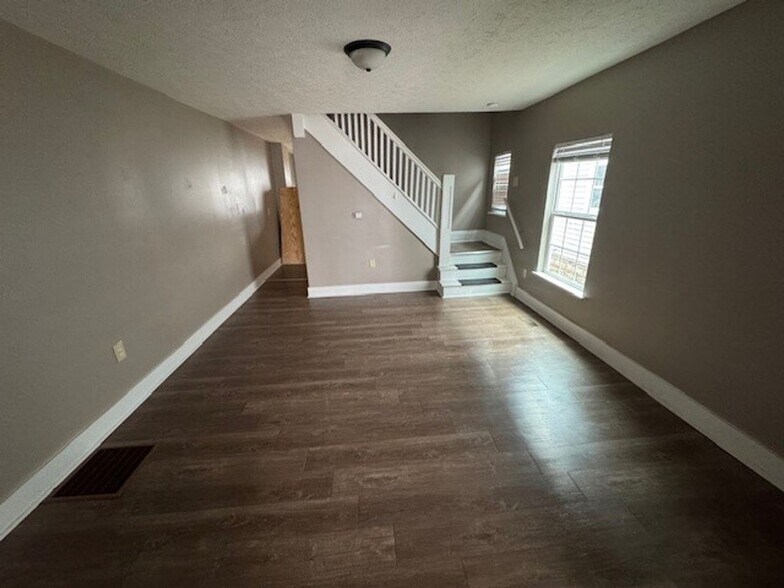 Building Photo - Newly Renovated 3BR/1BA Townhome located close to downtown Indy