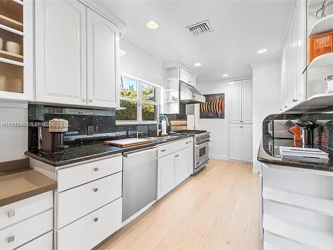 Building Photo - 5371 N Bay Rd