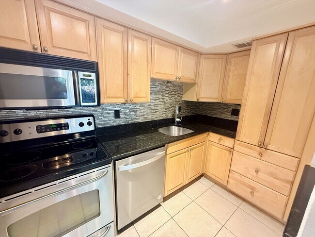 Building Photo - 2 bed 2 bath condo in Rosemary's District