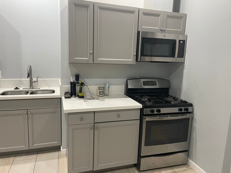 Building Photo - 2904 E 63rd St