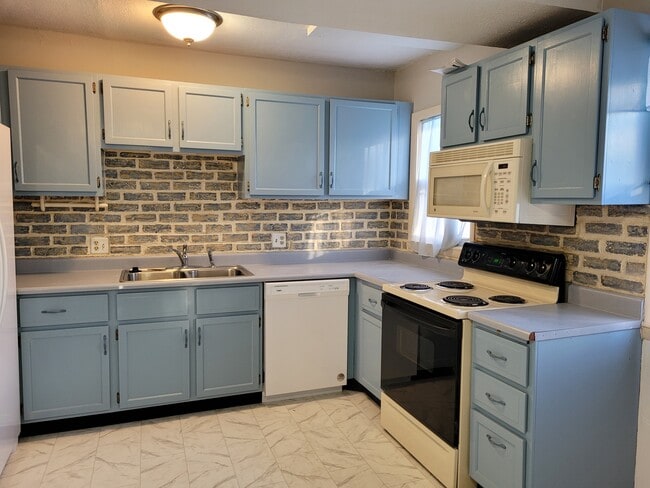 Kitchen - 220 W 10th St S