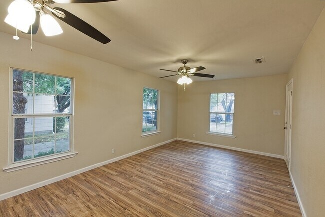 Building Photo - 1613 M Pl