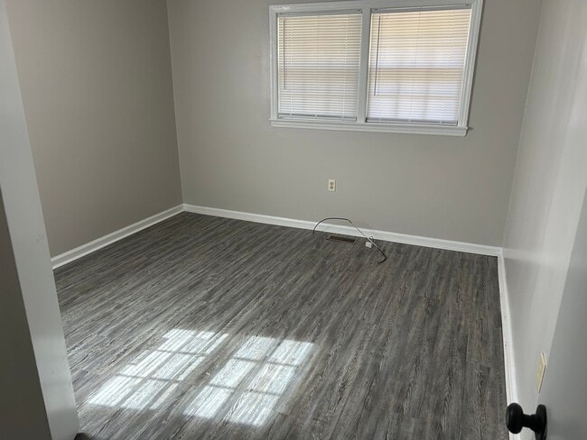 Building Photo - Spacious Updated 3 Bedroom 2 Bath House for Rent