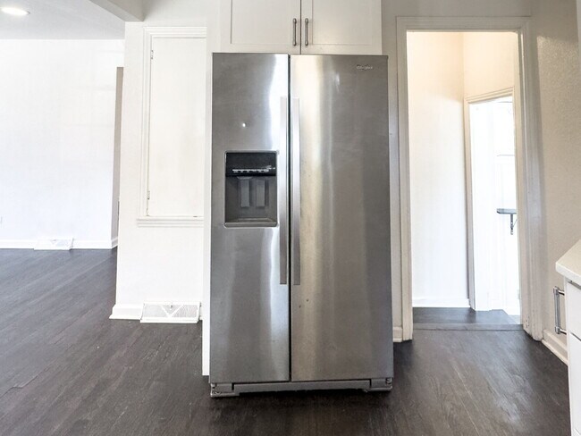 Building Photo - "Spacious 5-Bedroom Gem on Locust Street – 2,053 Sq. Ft. of Comfort in Denver's Heart!"