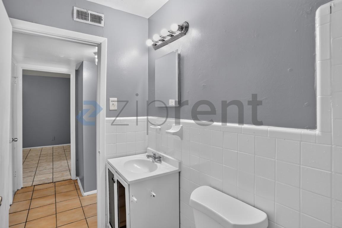 Building Photo - Unit A6