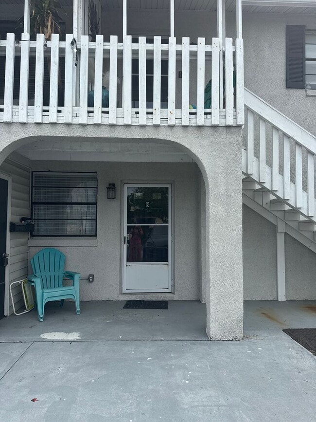 Building Photo - Fully Renovated 2 Bed / 1 Bath Apartment! ...