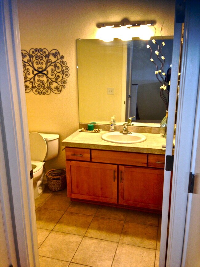 Building Photo - FALL PRE-LEASE! 2 Bedroom 2.5 Bathroom Loft In Landmark Lofts!  Walk To Campus.