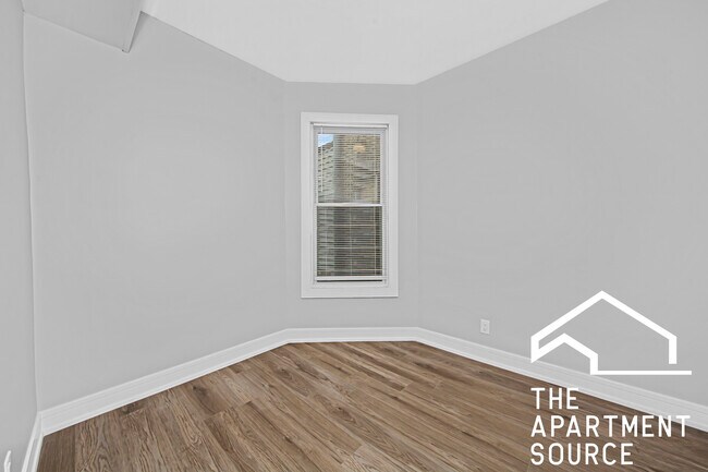 Building Photo - 4340 W Shakespeare Ave