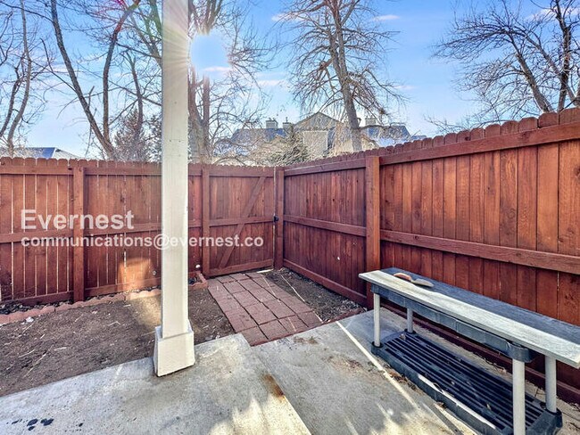 Building Photo - 3-Bedroom Town Home with Washer/Dryer / Av...