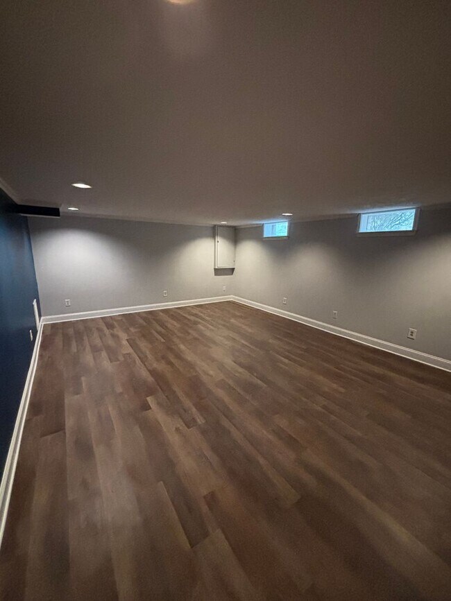 Building Photo - 619 White Oak Dr