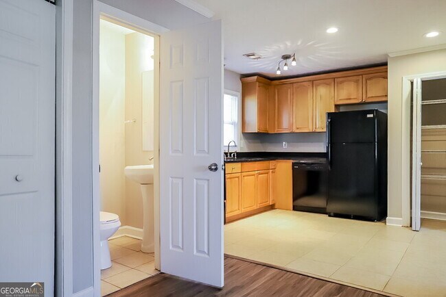 Building Photo - 302 Wren Cir
