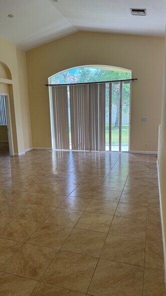 Building Photo - 6221 Spring Lake tr